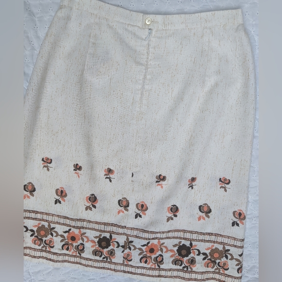 Vintage embroidered skirt - Picture 3 of 4